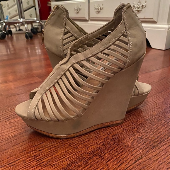 Steve Madden Detailed Wedges - Picture 1 of 4
